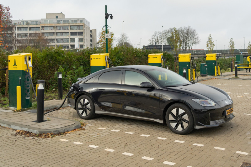 Hyundai Ioniq 6: supersnel opladen tot 230 kW is een must voor EV’s