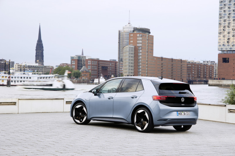 Which car is cheaper: a Cupra Born or a Volkswagen ID.3?