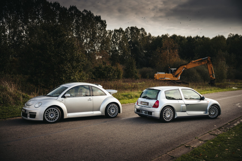 Renault Clio Sport V6 vs. Volkswagen New Beetle RSi: Wie heeft de dikste kont?