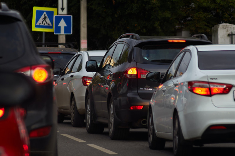 Nederlandse automobilisten ergeren zich suf aan bumperklevers en telefoongebruikers