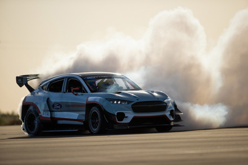 Driftmachine Ford Mustang Mach-E 1400 heeft 7 elektromotoren!