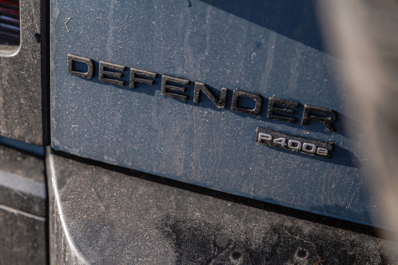 Test - Hoe kan het toch dat de op één na krachtigste Land Rover Defender ook de goedkoopste is?