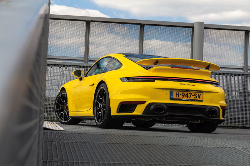 Porsche 911 Turbo S: Supercar waarmee je ook naar de supermarkt kan