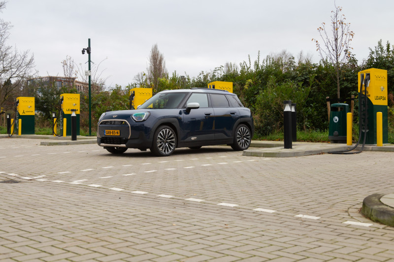 Mini Aceman Electric snelladen getest: zo lang sta je bij de laadpaal