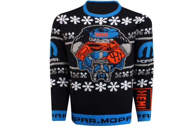 Lelijke kersttrui nodig? Die van Chrysler heeft een Hemi V8 erop