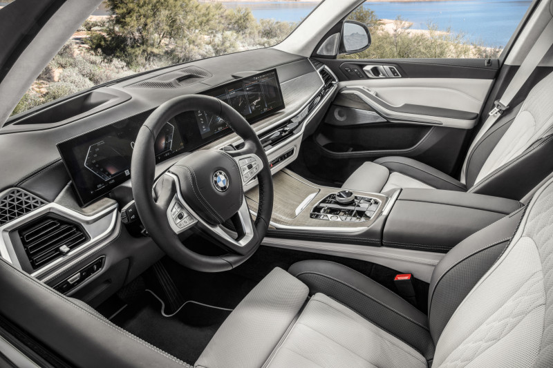 Herman Finkers zou de gefacelifte BMW X7 een 'lief kind' noemen