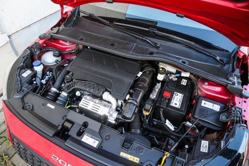 Which is cheaper, electric or petrol?  Comparison Peugeot e-208 and 208 1.2 PureTech.
