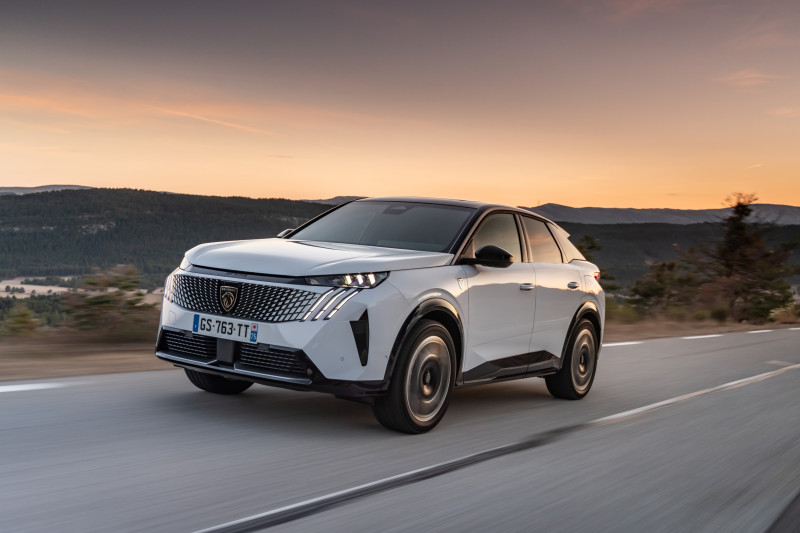 Peugeot e-3008 (2024) review: grote actieradius en riante garantie, maar deze Franse deugd ontbreekt