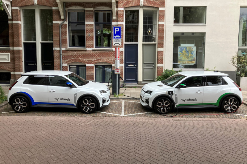 Hele EV-wereld kijkt wat vijftig Renault 5’s in Utrecht voor elkaar krijgen