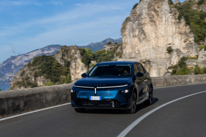 REVIEW - Deze elektrische auto draagt het lot van Lancia op zijn schouders