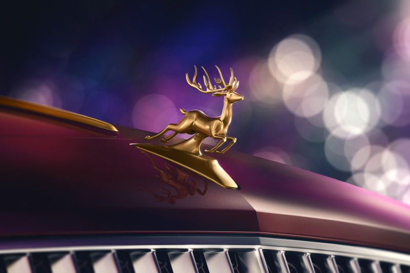 Bentley Flying Spur van de Kerstman heeft gouden rendier op de neus
