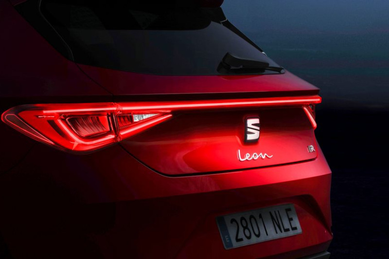 Nieuwe Seat Leon langzaam uit de (camouflage)kleren