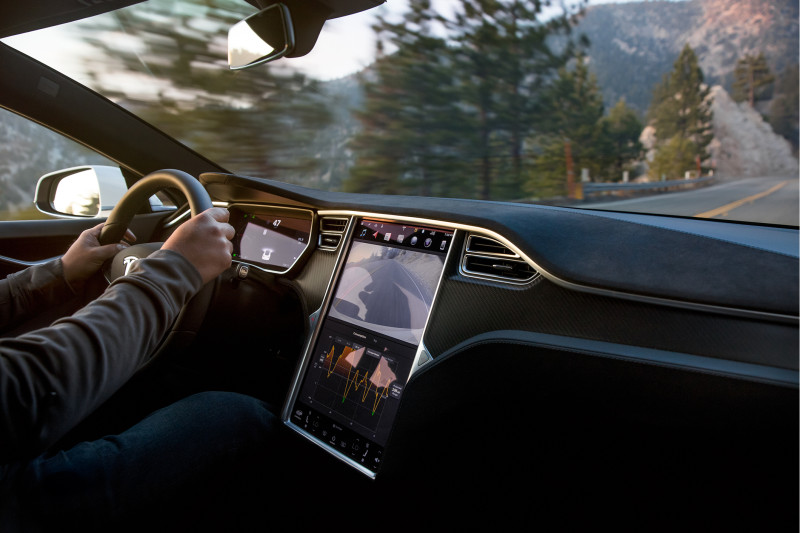 Duitse rechter: 'Bedienen Tesla-touchscreen onderweg is strafbaar'