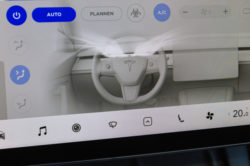 Buttons?  Get rid of it!  4 functions of the Tesla Model Y that you operate with the touchscreen