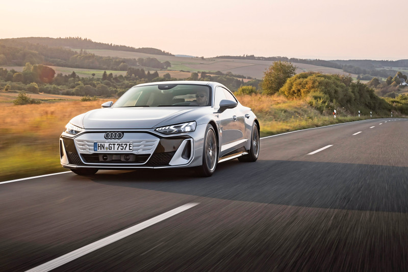 Test Audi e-tron GT (2024): we slingeren oerkreten door het interieur