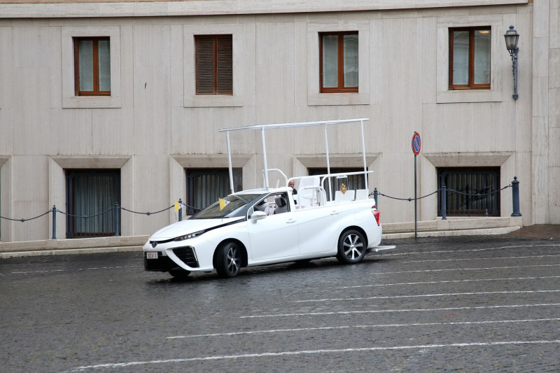 Toyota Mirai: Paus Franciscus rijdt nu op waterstof