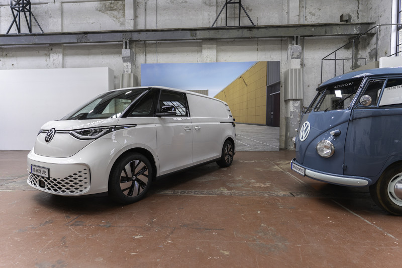 Deze Volkswagen ID. Buzz Cargo past amper in een parkeervak