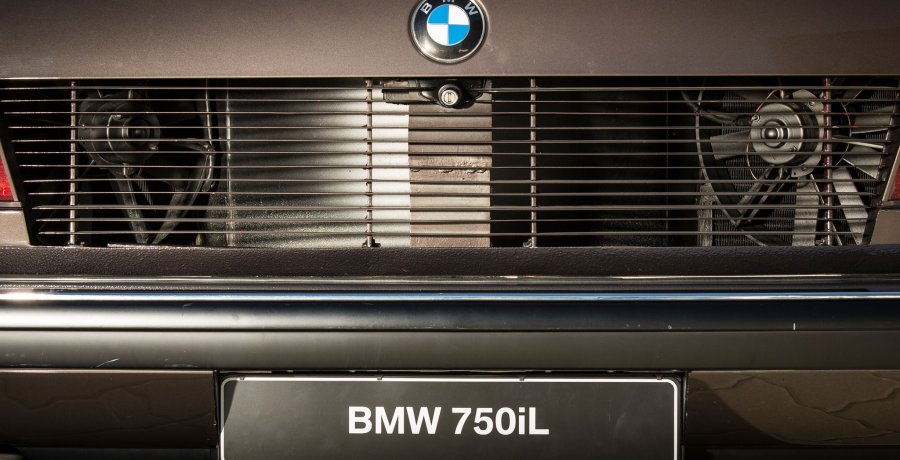 BMW post foto's van 7-Serie met V16-motor: de 767iL