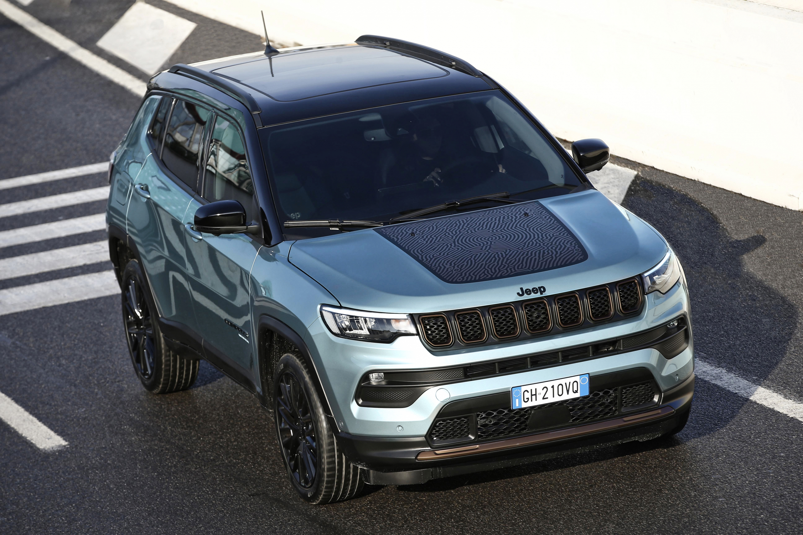 Geen liefhebber van laden? Geen probleem. De Jeep Renegade en Compass zijn er nu ook als hybride