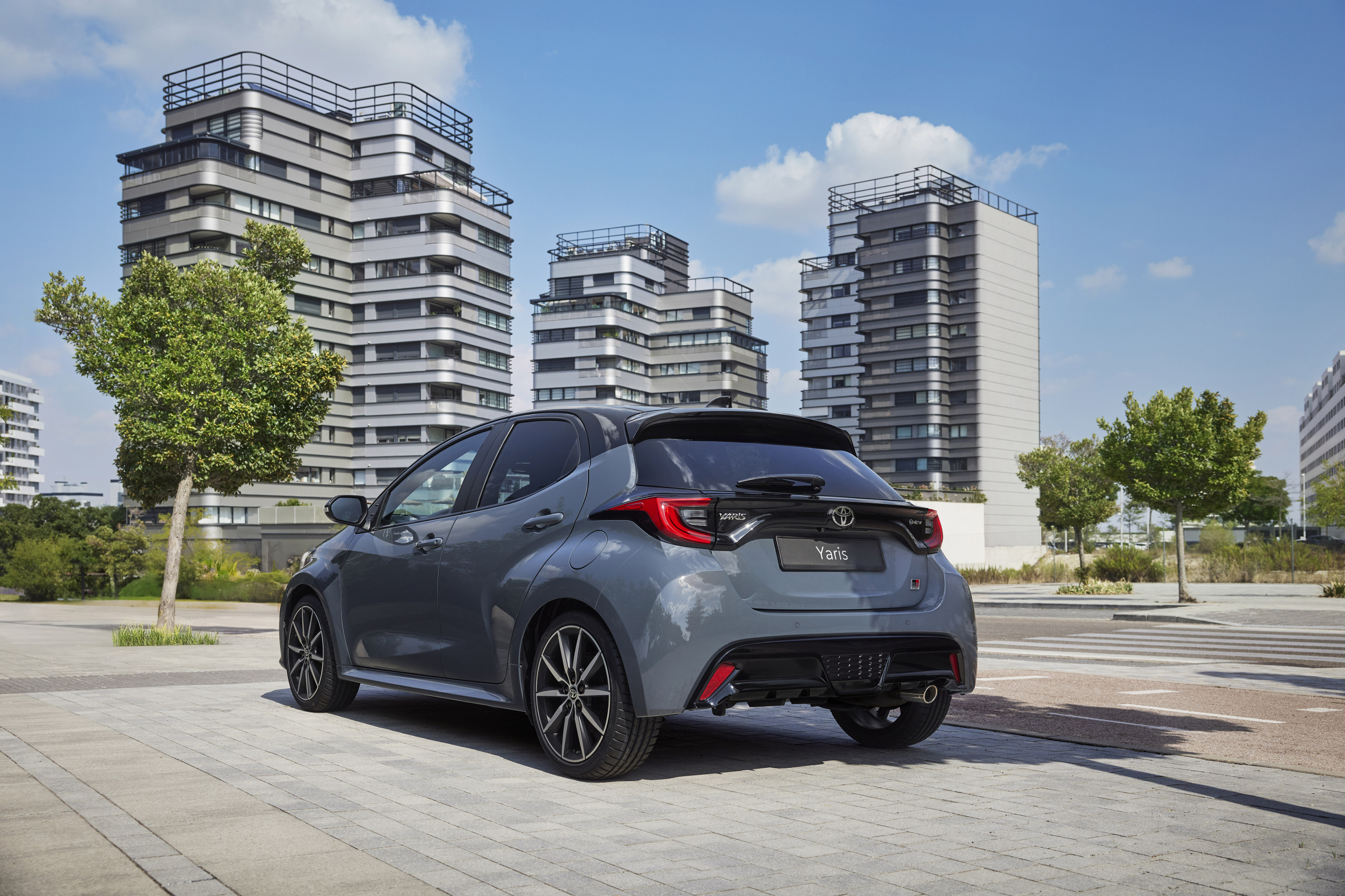 Vernieuwde Toyota Yaris (2025) maakt vooral sportieve rijders en boomknuffelaars blij