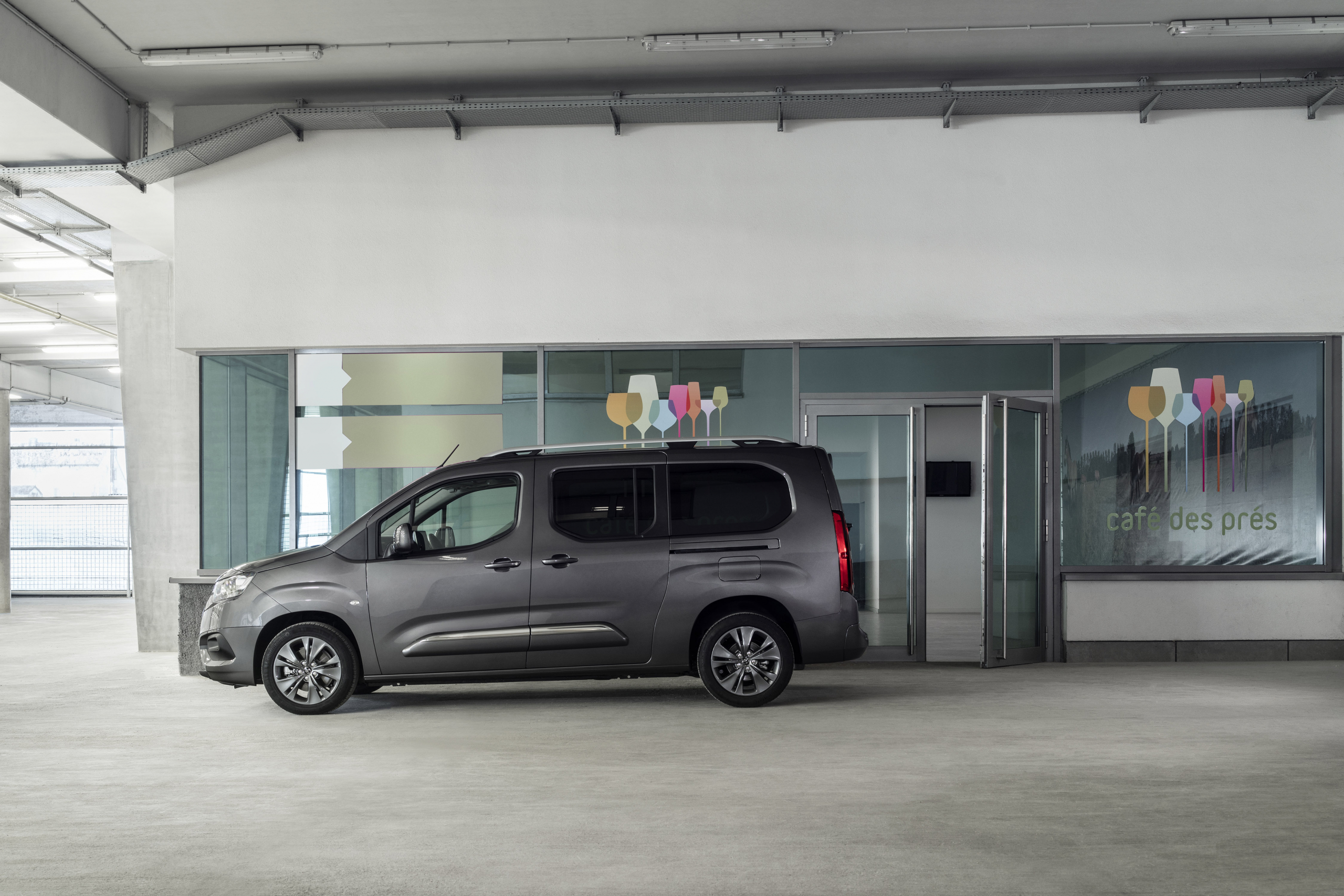 Is het een Citroën? Is het een Opel? Nee, het is de Toyota Proace City Verso!