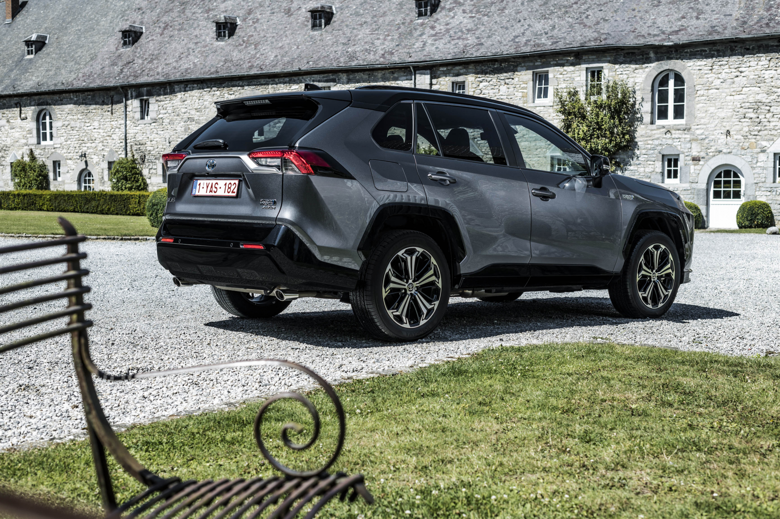 Komt je 5 euro tekort voor een Suzuki Across? Kies dan de Toyota RAV4 Plug-in Hybrid