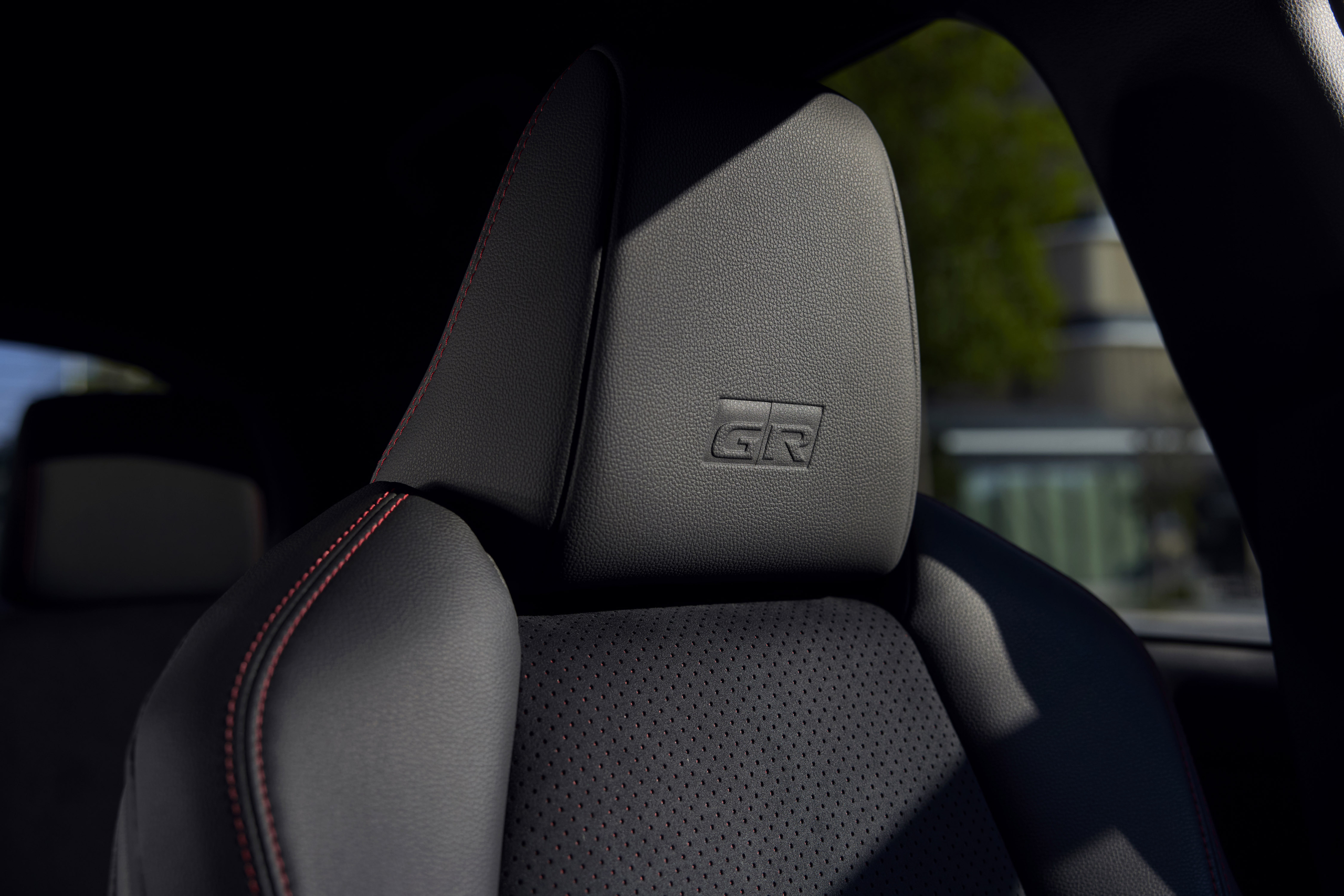 Vernieuwde Toyota Yaris (2025) maakt vooral sportieve rijders en boomknuffelaars blij