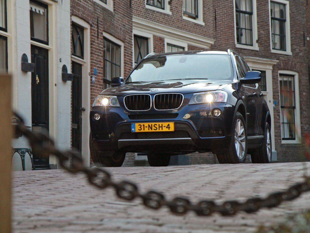 Koop eens wat nieuws! Waarom Nederlanders in zulke oude auto's rijden