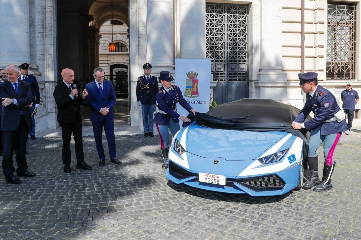 Italiaanse politie-Lamborghini brengt donornier in recordtijd naar ziekenhuis