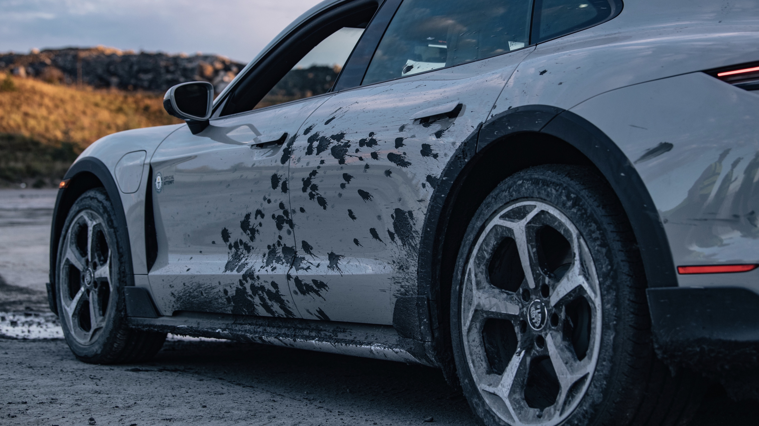 Porsche Taycan staat in het Guiness World Records-boek ... met een vrij nutteloos kunstje
