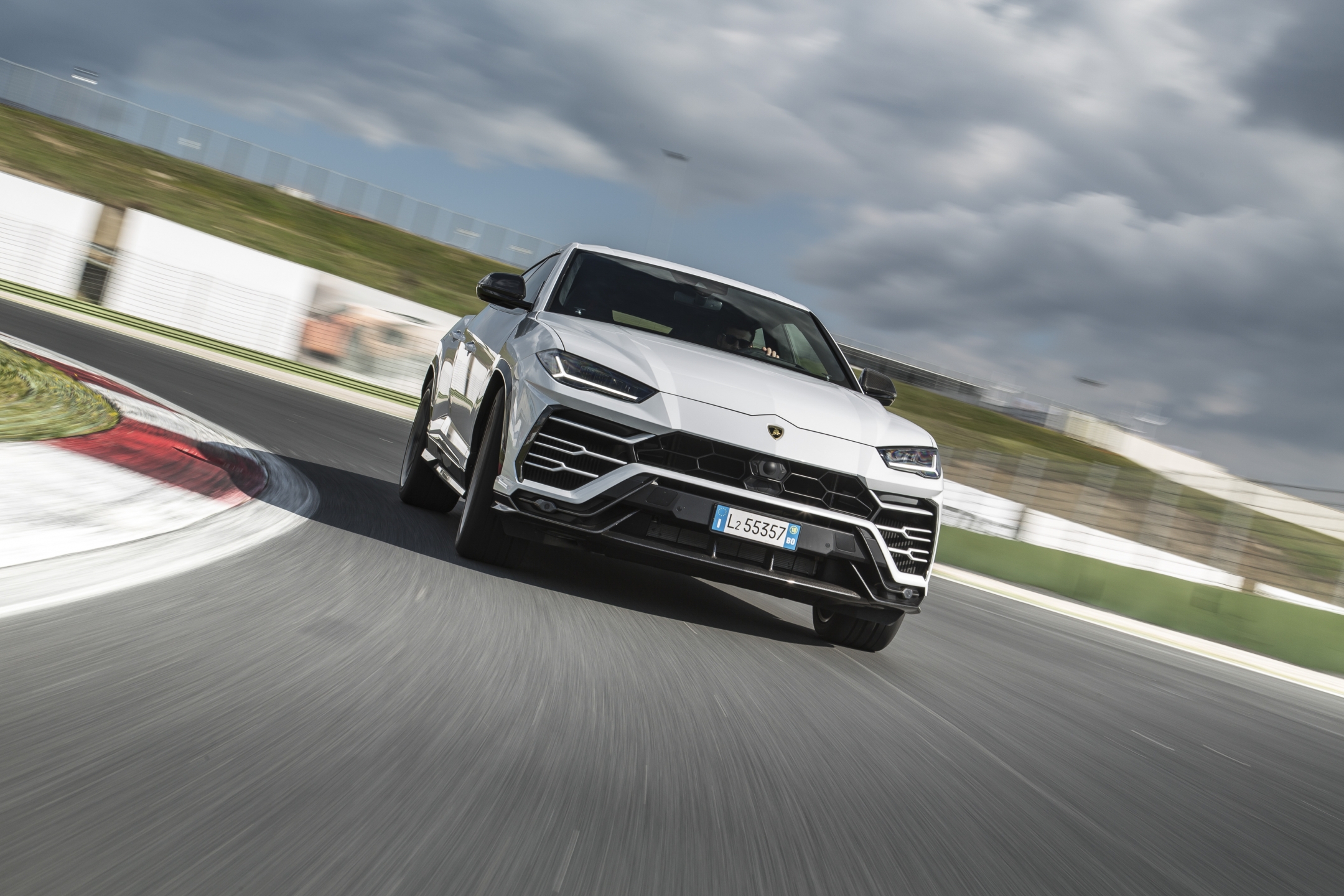 De Lamborghini Urus is een vraatzuchtige alleseter