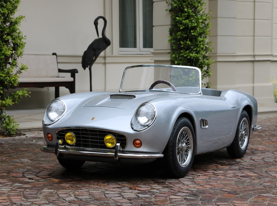 Aaaawww! Baby-Ferrari California Spyder is te aandoenlijk voor woorden