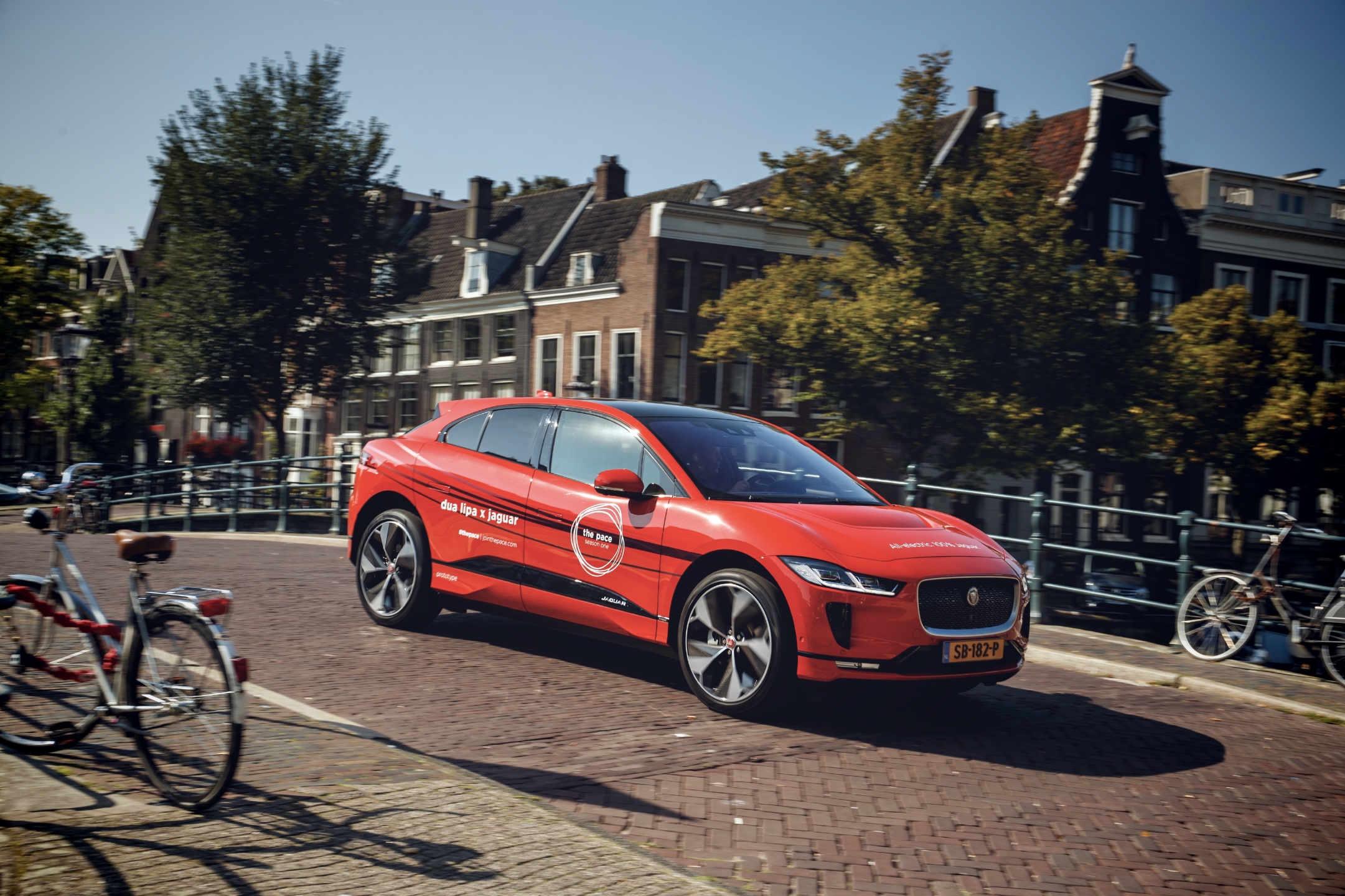 Jaguar I-Pace thuis sneller opladen met ‘mini-snellader’