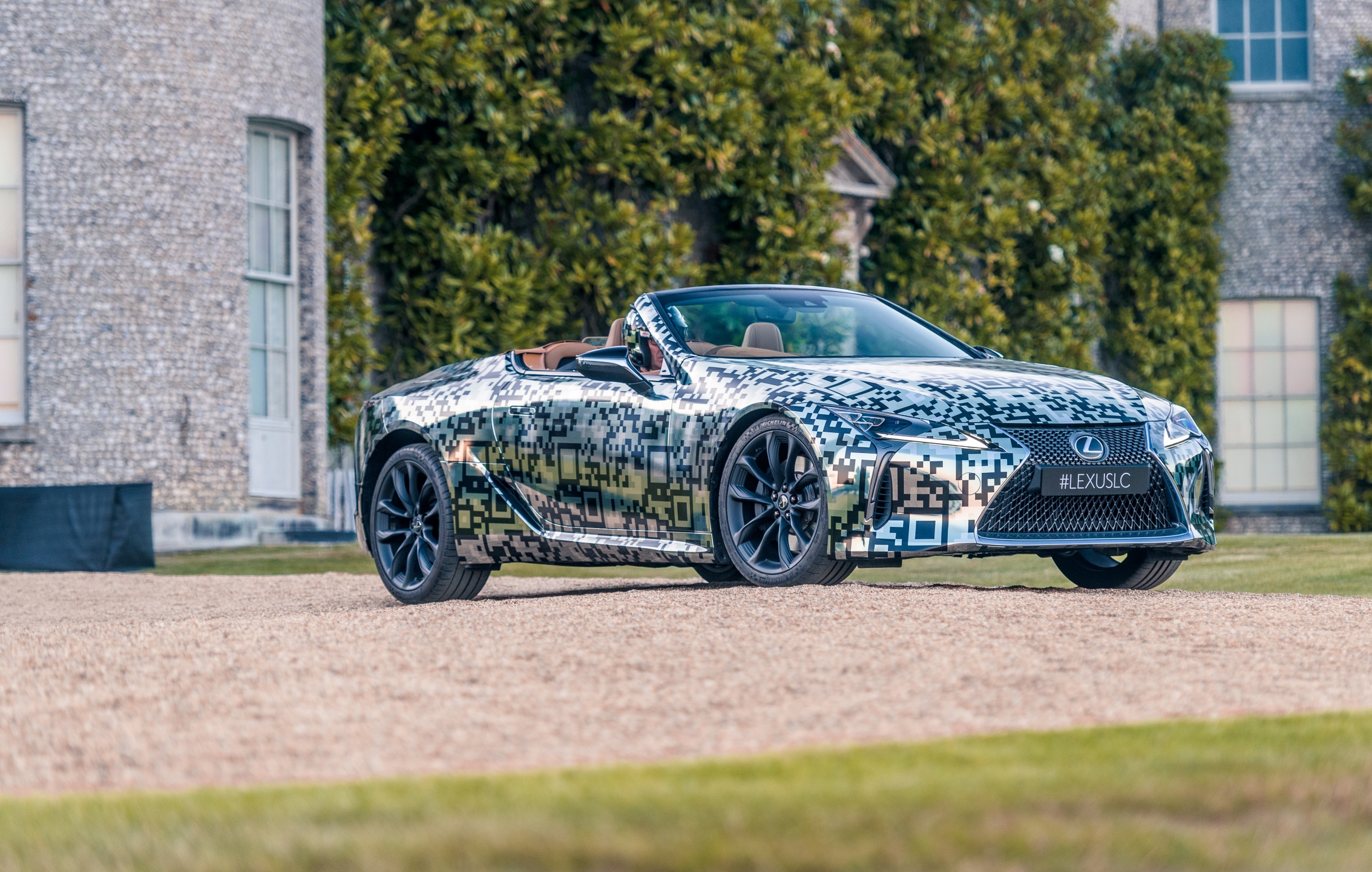 Maar natuurlijk gaat het dak van de Lexus LC af!