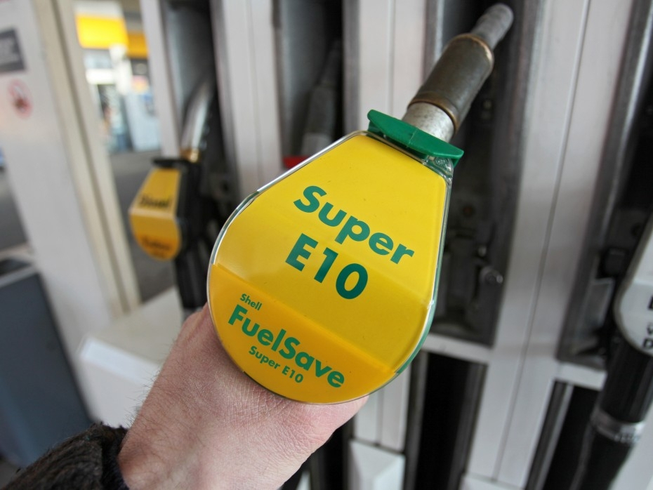 Een volle tank benzine gaat bijna 11 euro meer kosten - één stemming kan dat nog voorkomen