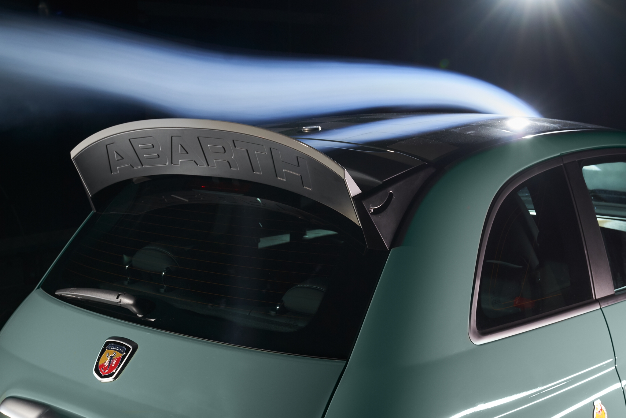 Spoiler alert! De Abarth 695 70th Anniversario is niet vleugellam