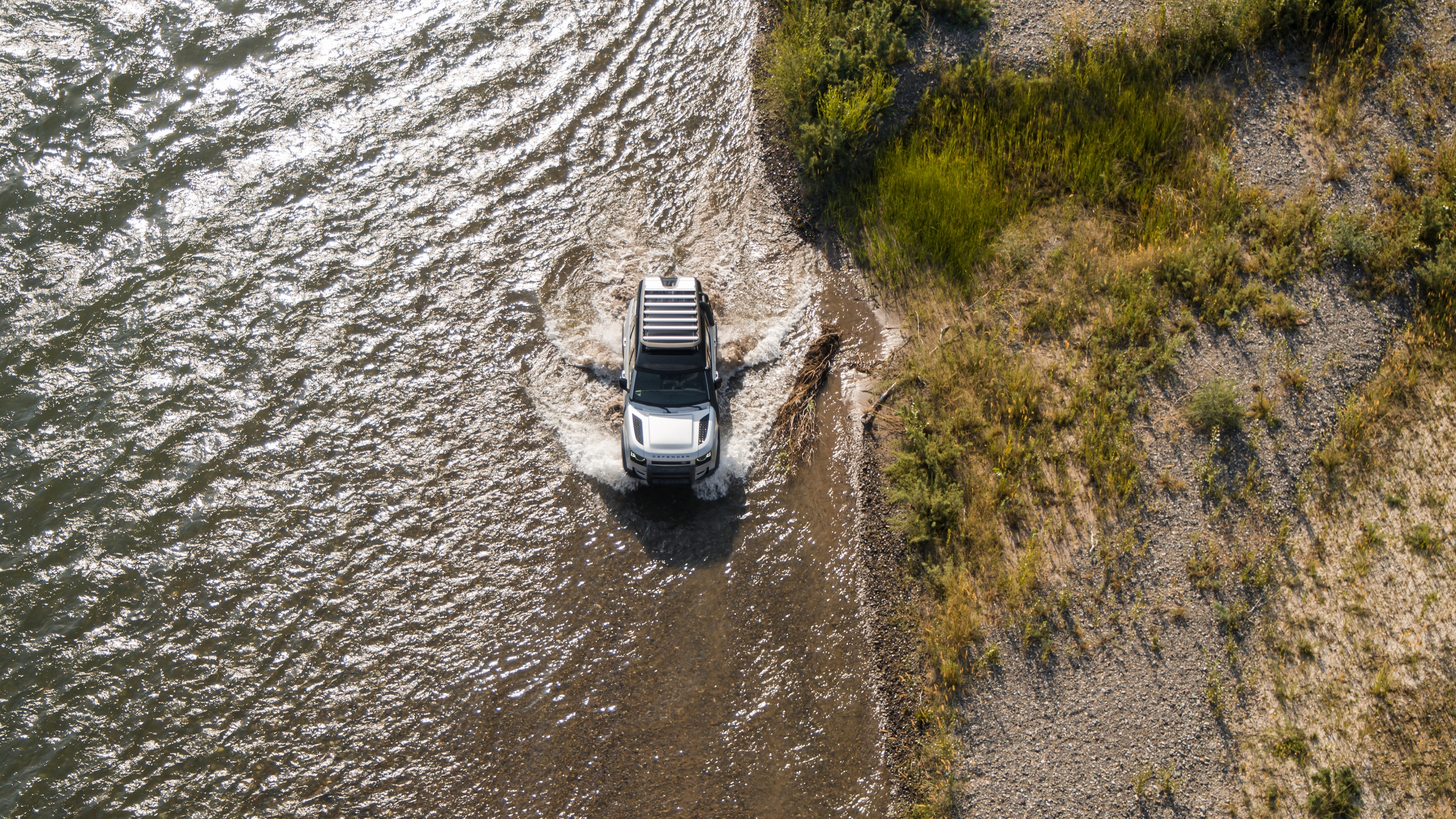 Nieuwe Land Rover Defender kan terreinrijden op afstandsbediening