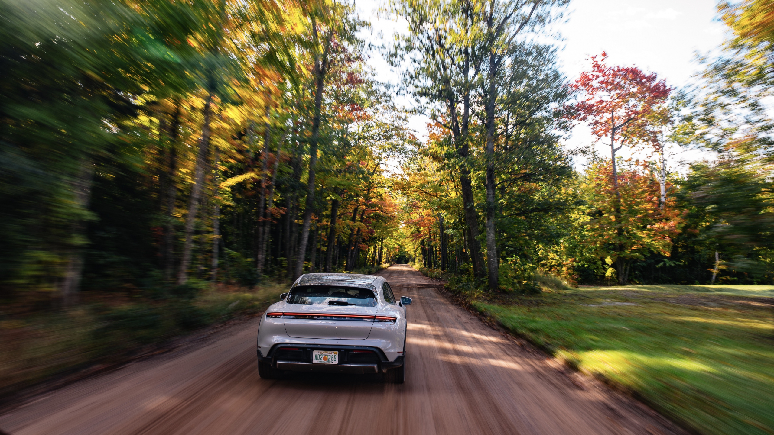 Porsche Taycan staat in het Guiness World Records-boek ... met een vrij nutteloos kunstje