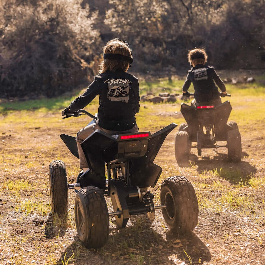 Klaar voor Sinterklaas-avond: de elektrische Tesla Cyberquad voor kinderen