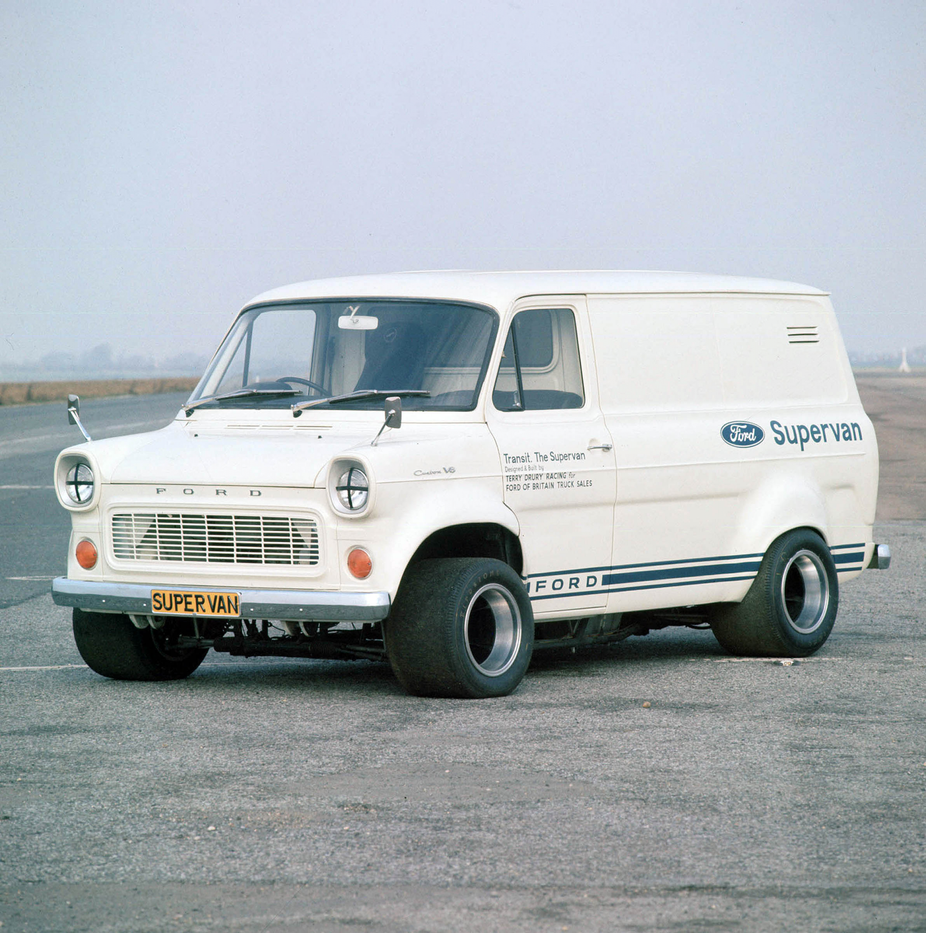 Pakjes bezorgen met 2000 pk? In de Ford Pro Electric Supervan kan het