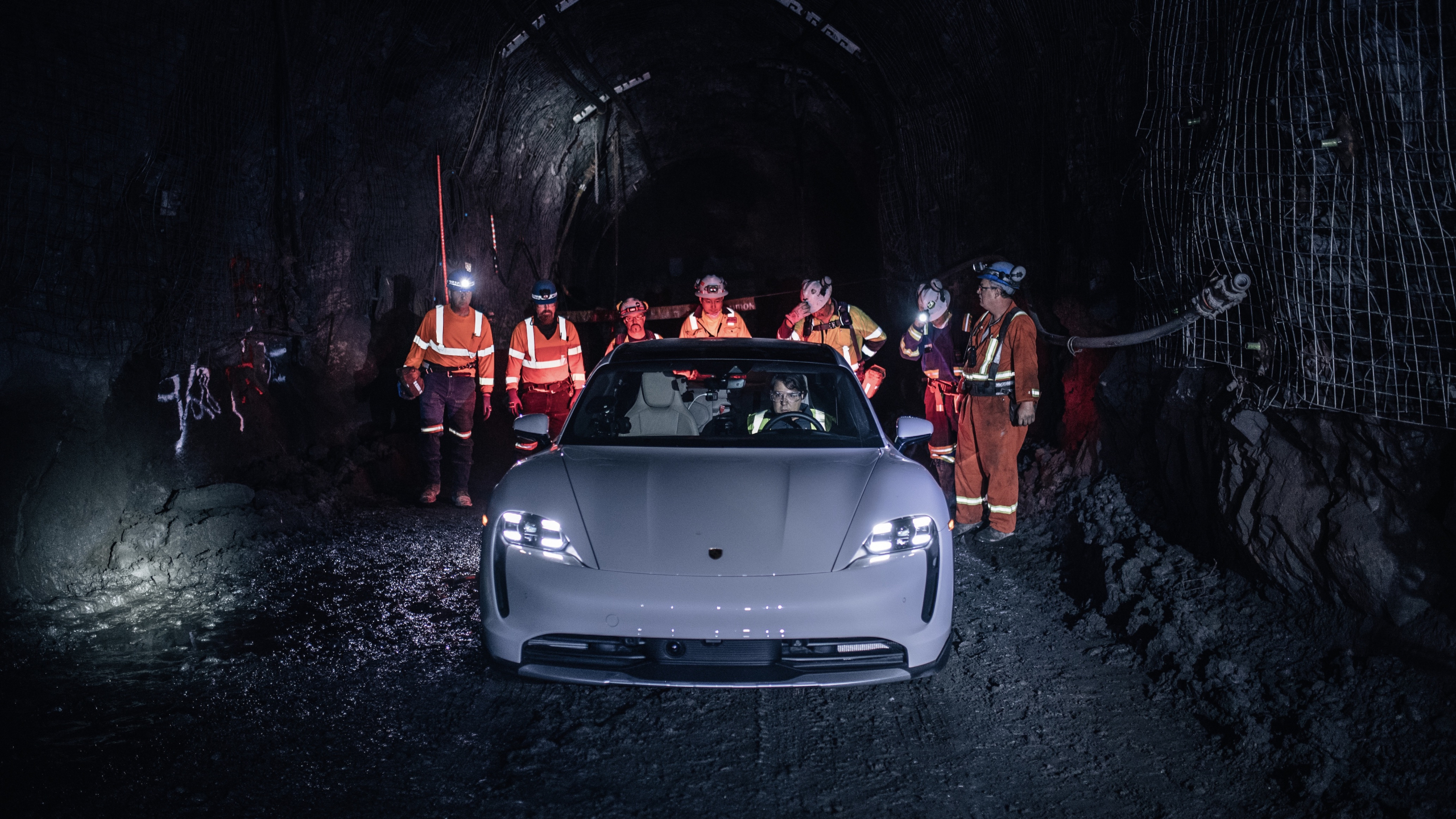 Porsche Taycan staat in het Guiness World Records-boek ... met een vrij nutteloos kunstje