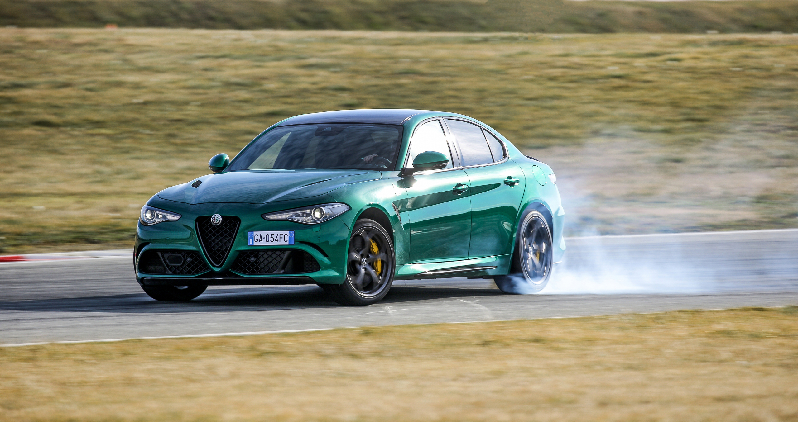 Alfa Romeo doet iets wat dealers en liefhebbers blij maakt (maar klimaatactivisten niet)