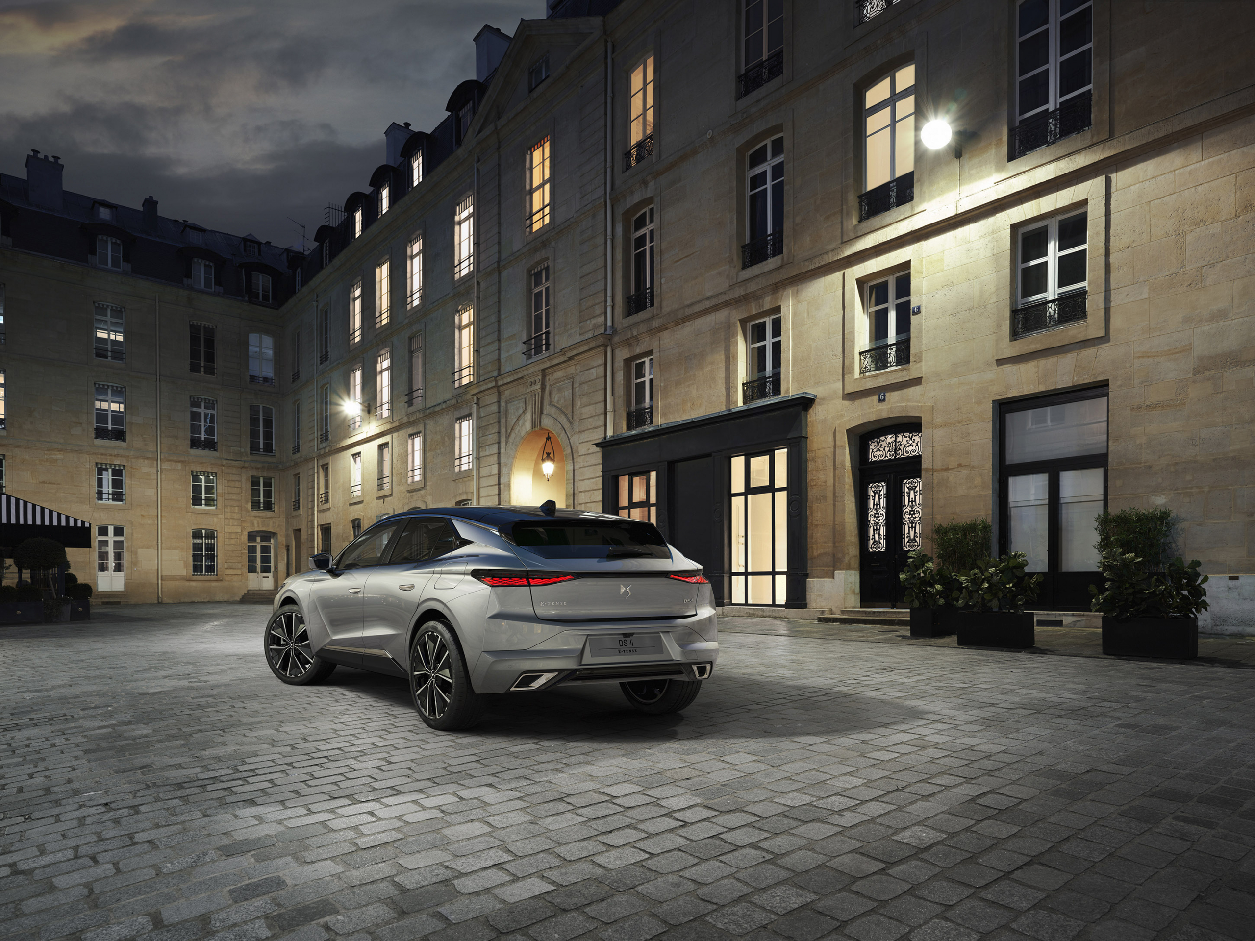 De nieuwe DS 4 is een Citroën C4 met kapsones