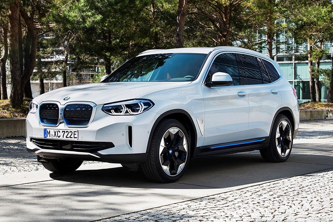 De volledig elektrische BMW iX3 zegt alvast hallo