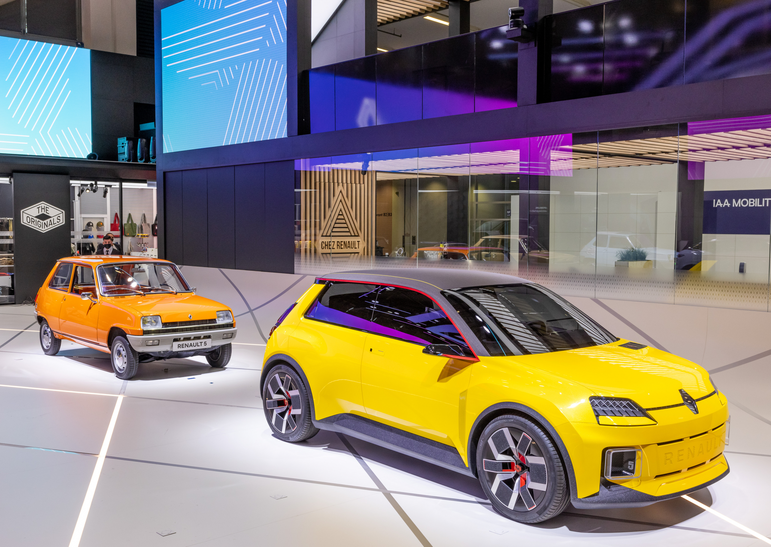 Nieuwe Renault 5 ontmoet oudere broertjes op IAA, gaat in 2024 in productie