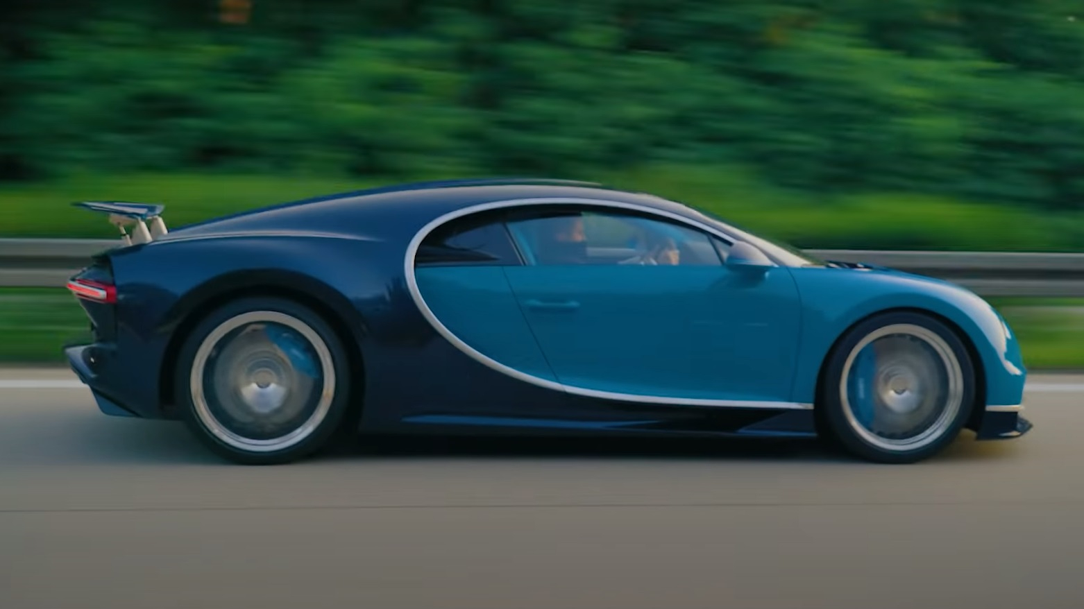 Duitsland is woedend! Op een Bugatti-eigenaar die 414 km/h reed op de autobahn