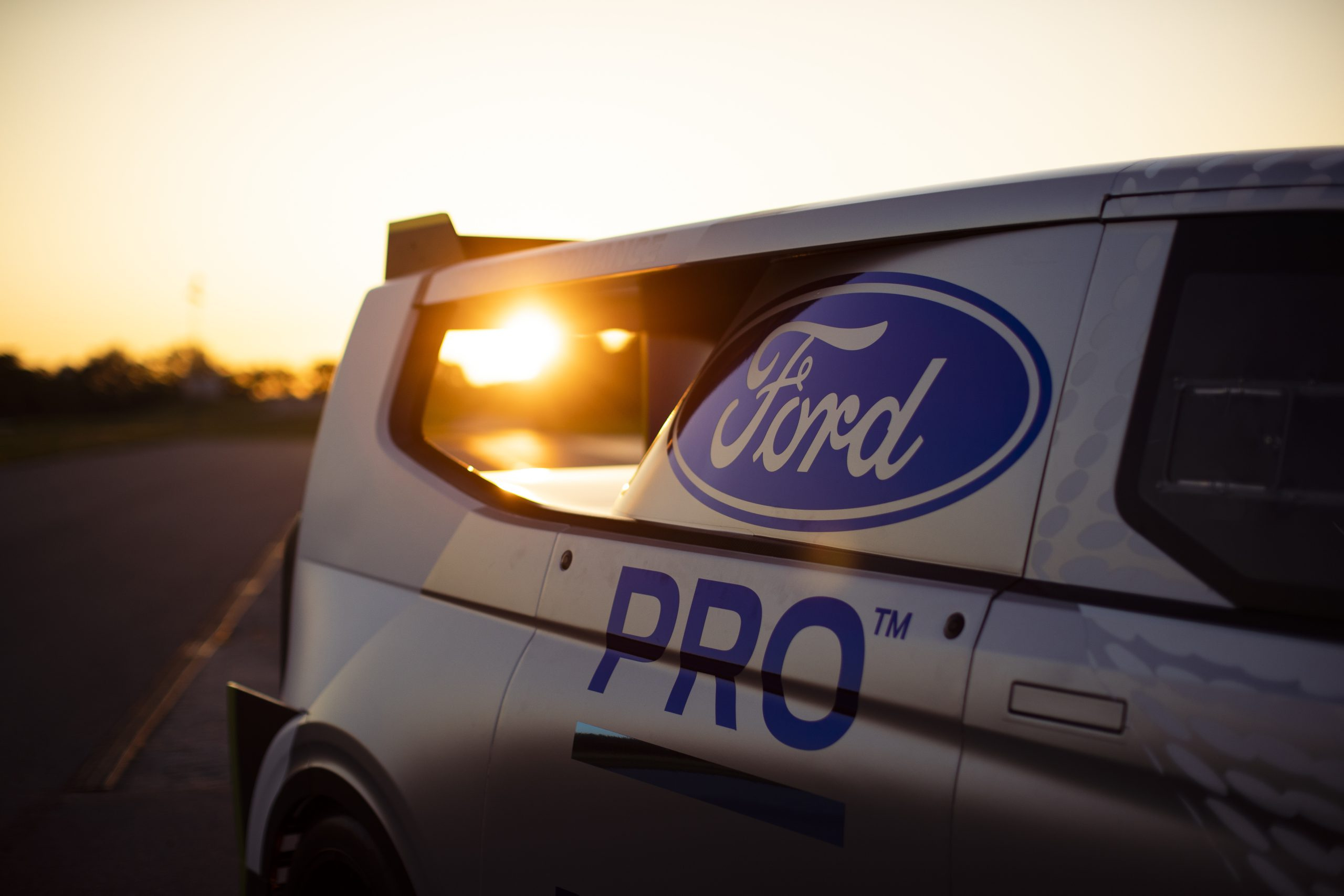 Pakjes bezorgen met 2000 pk? In de Ford Pro Electric Supervan kan het