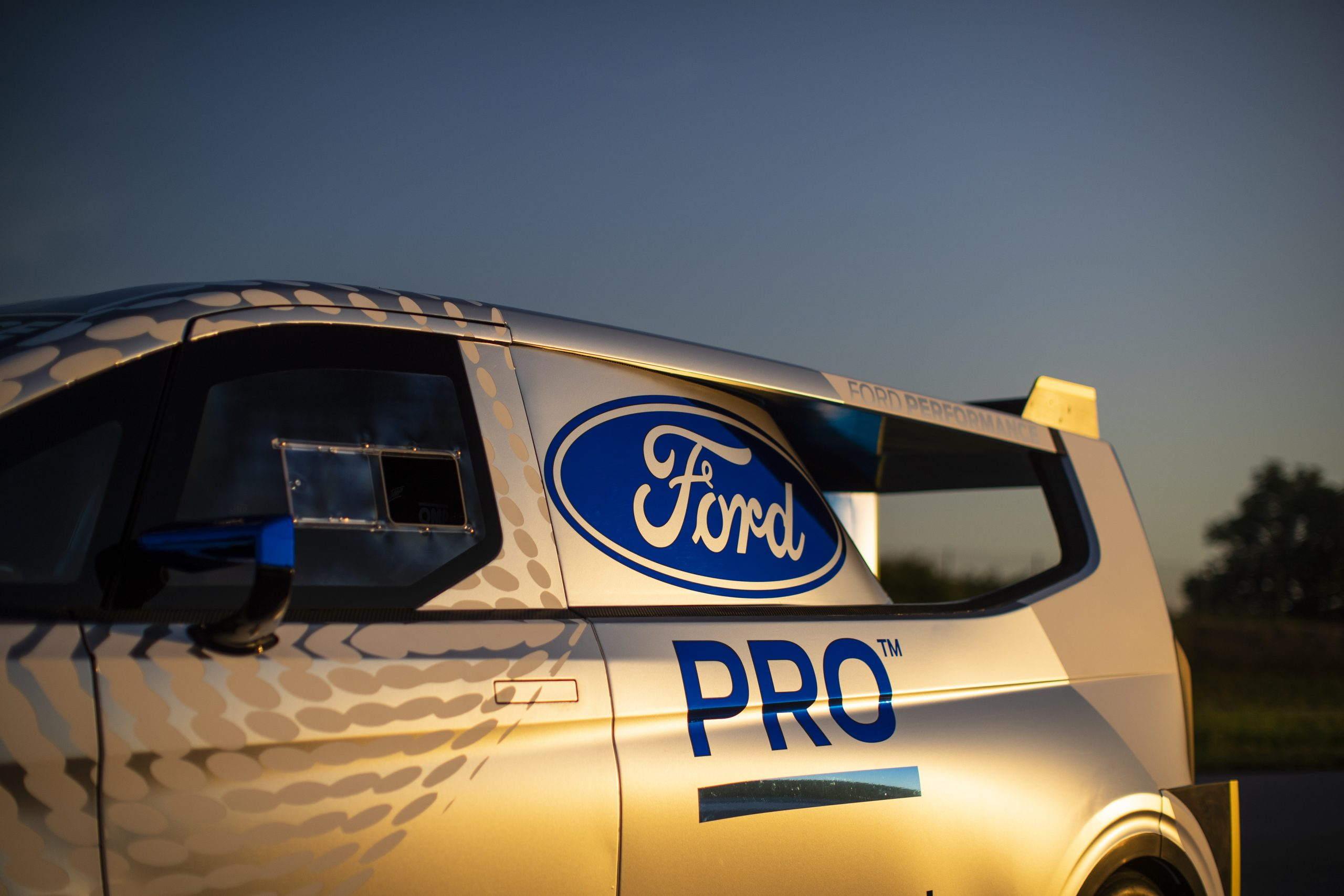 Pakjes bezorgen met 2000 pk? In de Ford Pro Electric Supervan kan het