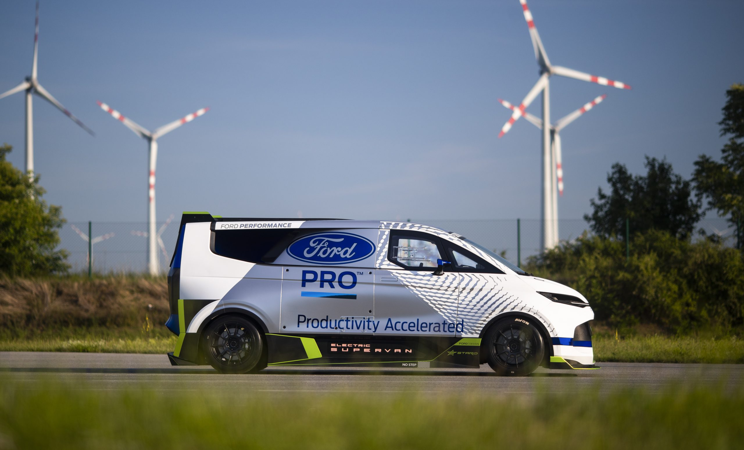 Pakjes bezorgen met 2000 pk? In de Ford Pro Electric Supervan kan het