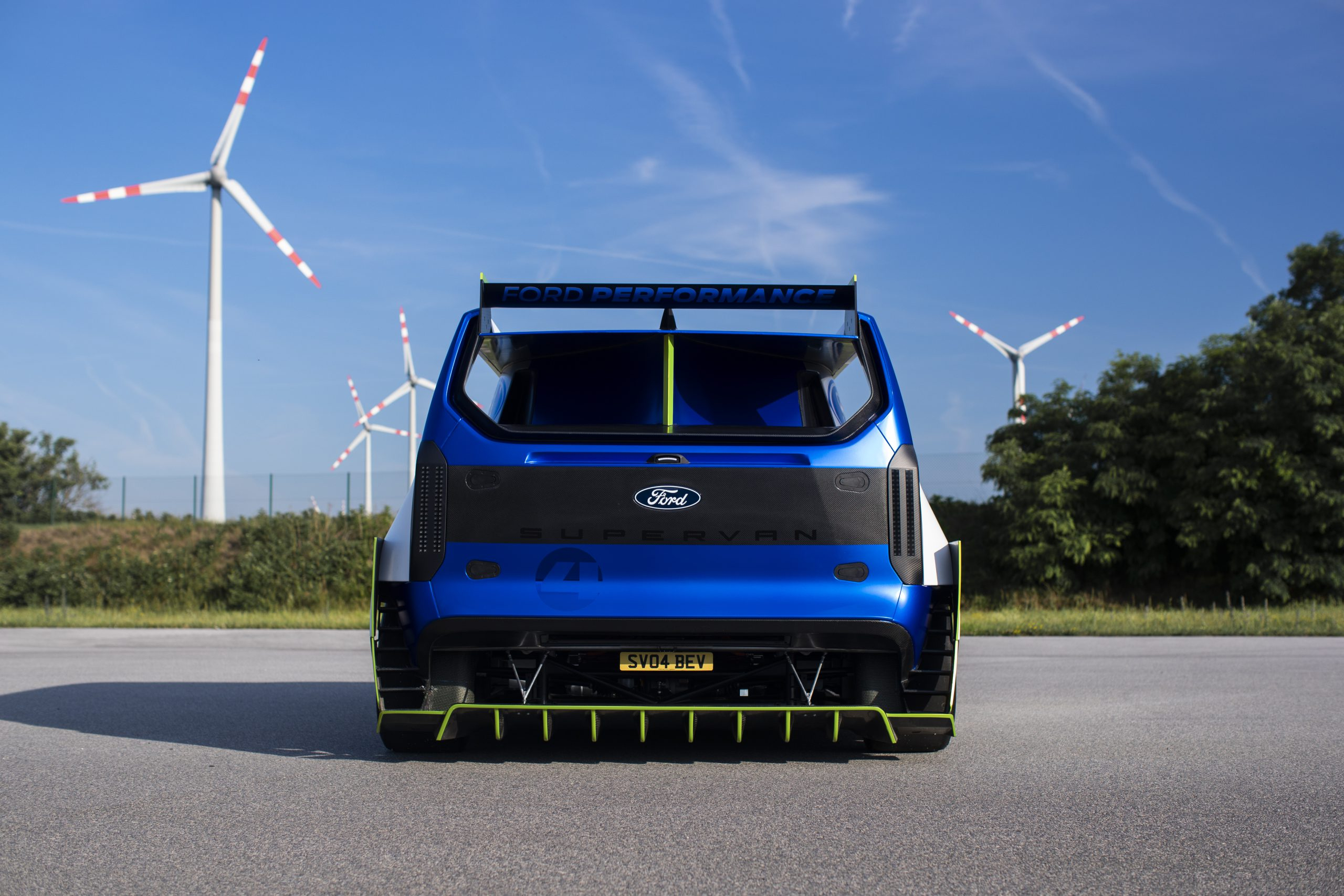 Pakjes bezorgen met 2000 pk? In de Ford Pro Electric Supervan kan het